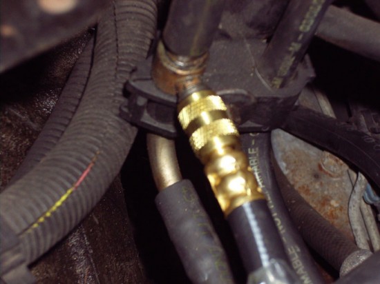 Fuel pressure gauge hose on schrader valve